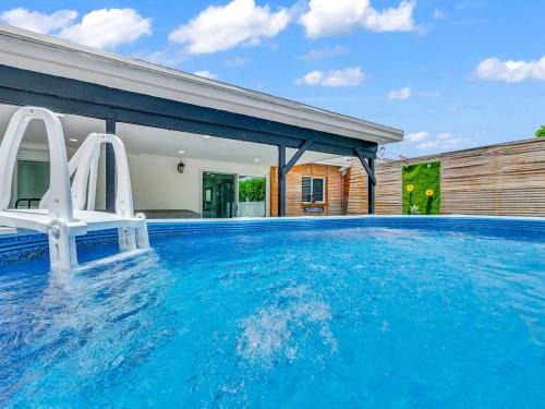 Kendale Lakes Apartment | Pool & Canal-View Townhouse | Miami Oasis + BBQ