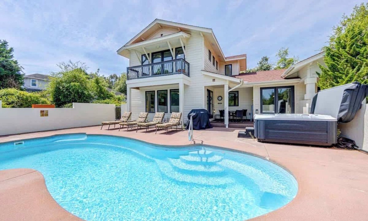 Southern Shores House | Pool, Hot Tub and Mins to Beach!
