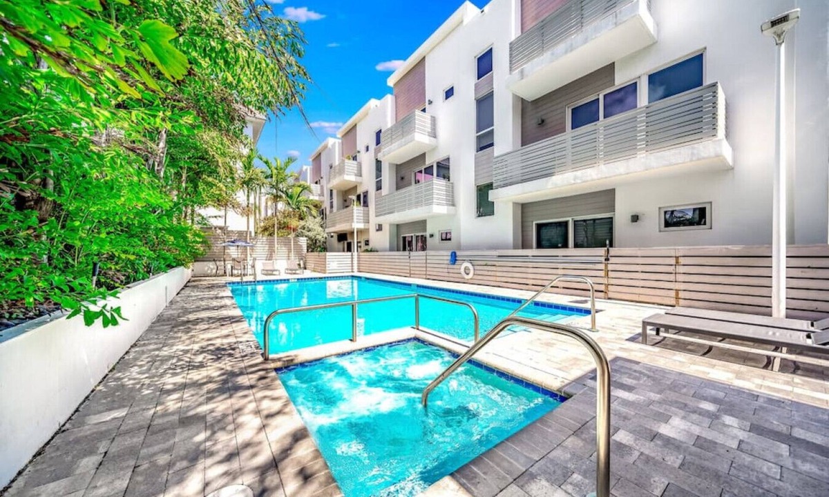 Pompano Beach House | Pool+Hot Tub+Sauna+Gym! 1 Minute Walk To Beach!
