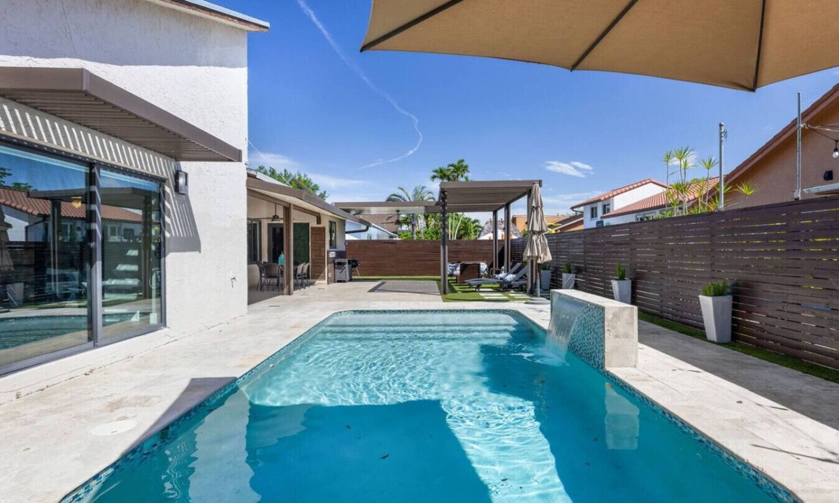 The Hammocks House | Pool Oasis + MAJOR INTERNATIONAL SPORTING EVENT Base | 4BR Sleeps 10 | Pergola