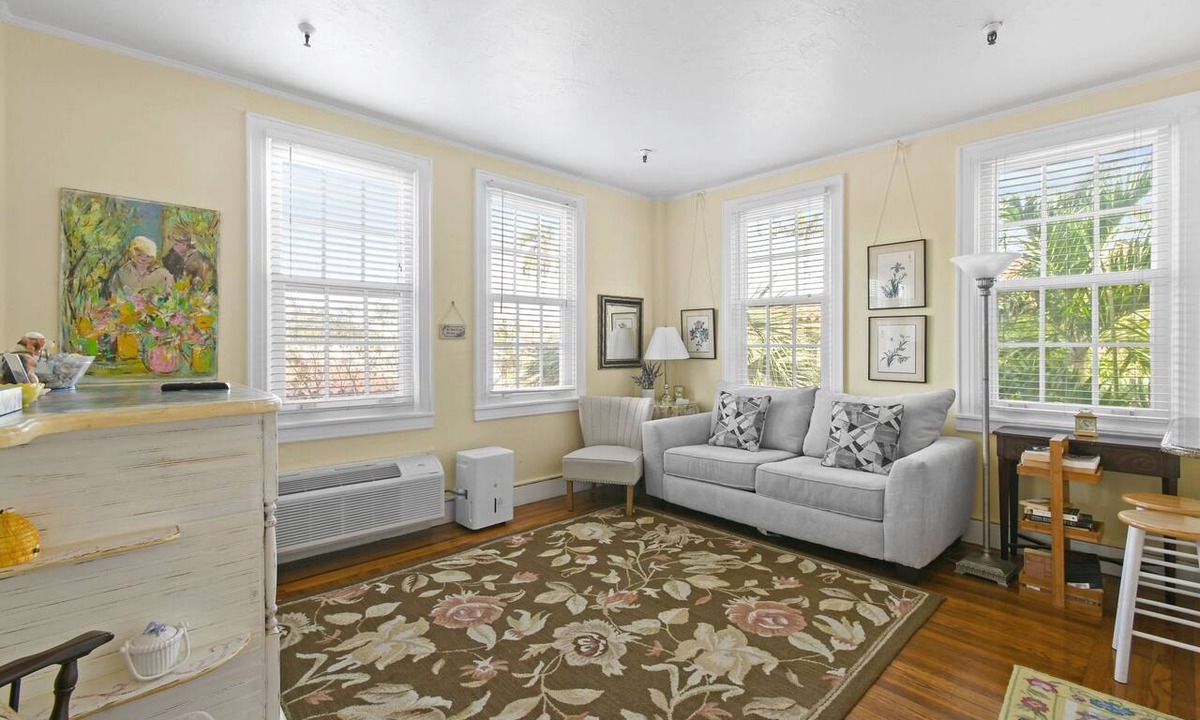 Palm Beach Condo | Pool/Valet/StepsToBeachDine/Provence 1br