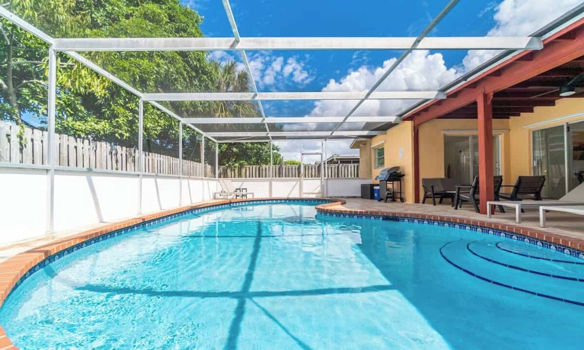 North Lauderdale House | Poolside Paradise in North Lauderdale