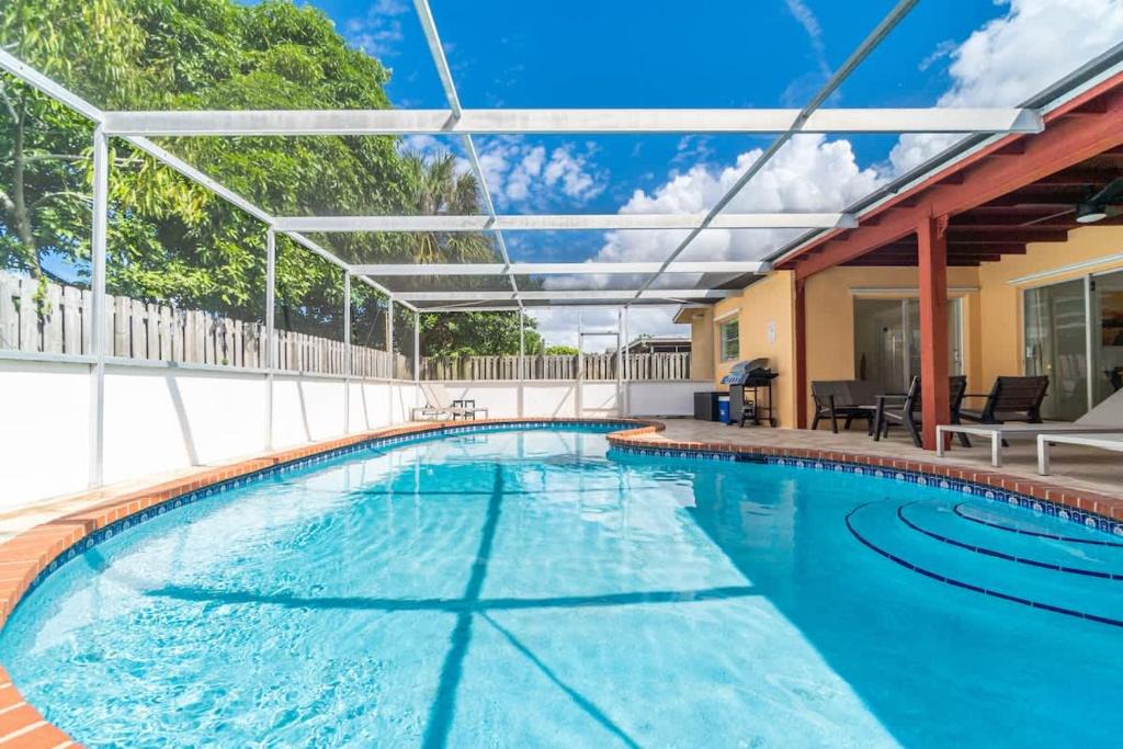 North Lauderdale House | Poolside Paradise in North Lauderdale
