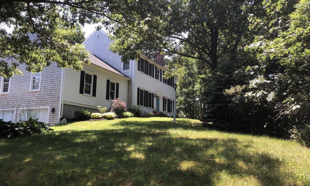 West Barnstable House | PPP Peaceful, private with a pool! House on a Hill in a quiet neighborhood.
