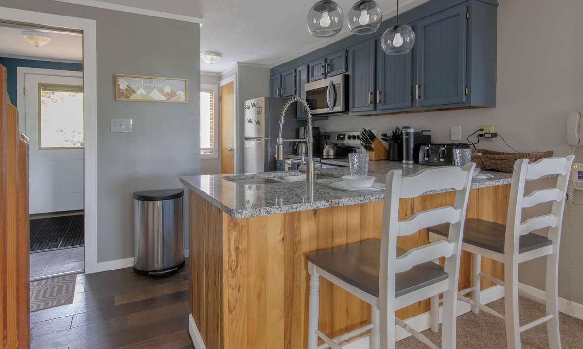 Edray House | PR 36 - Spacious & dog-friendly summer getaway. Minutes to bike trails!