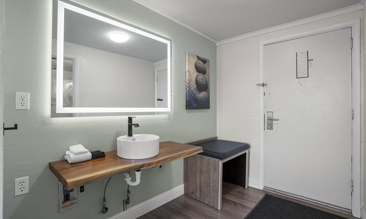Polson Hotel | Premium Room, 1 King Bed, Lake View