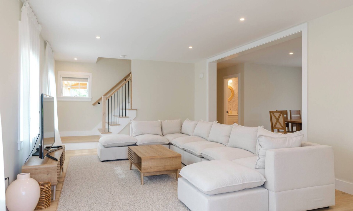 West of Town House | PRICE-DROP! New construction spacious 5-bedroom house/Mid-island/Central Air