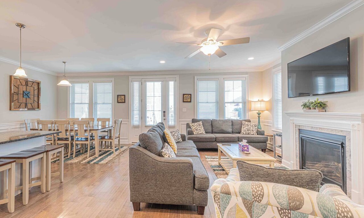 North End Condo | Prime Downtown Wesley Ave – 6BR, 4 min Walk to Beach & Shops, sleeps 14