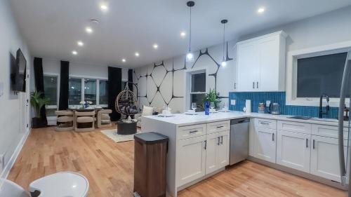 East Newark Apartment | Pristine House, Sleep 21, Park 2 cars FREE, 20 PERCENT OFF