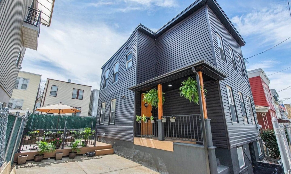 McGinley Square House | Private 3BR Home Driveway Parking 15 min to NYC
