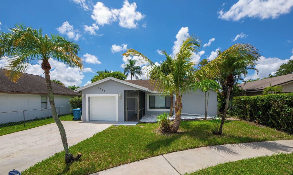 Sunrise House | Private 4BR 2 BA Lakeview/Game Room/Mins to Sawgrass Mills