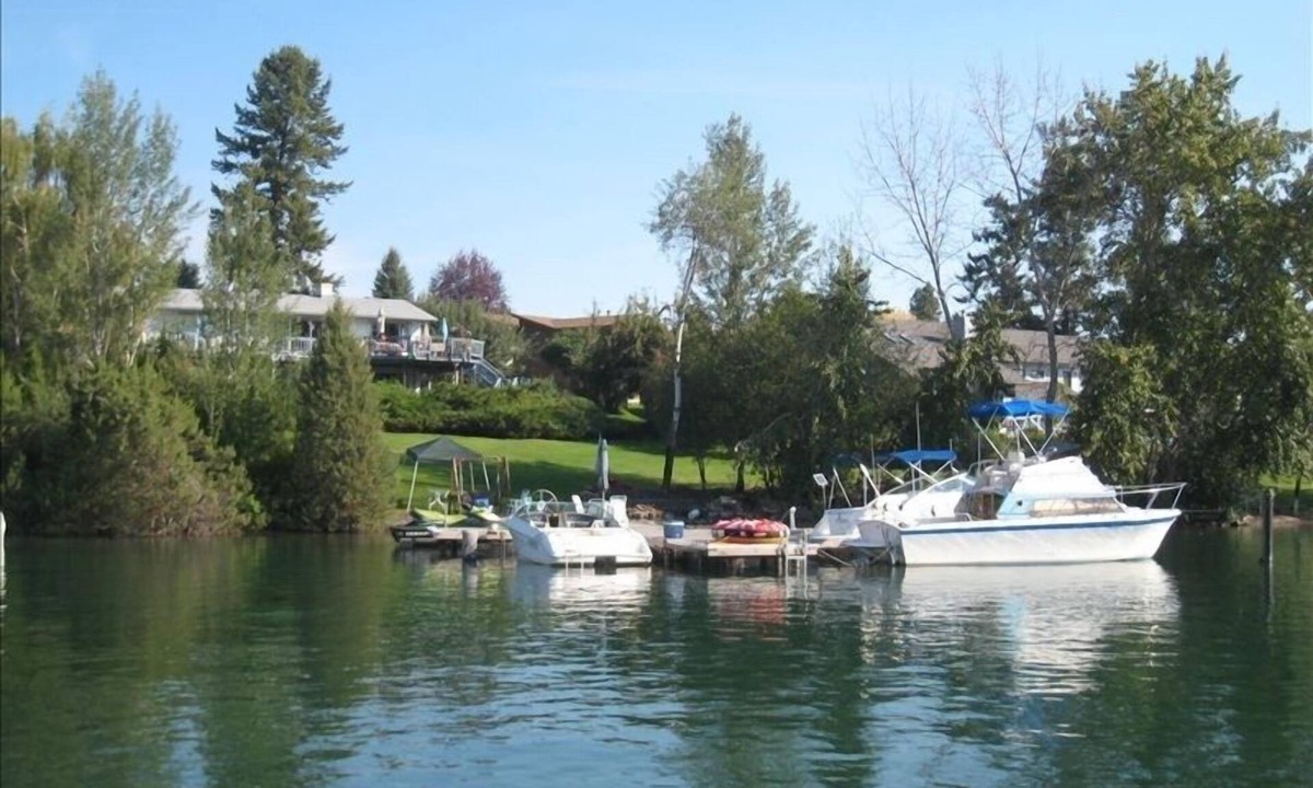 Lakeside House | Private 4BR Lakefront Estate on Flathead Lake- Dock, Beach, 30+day Summer Stays