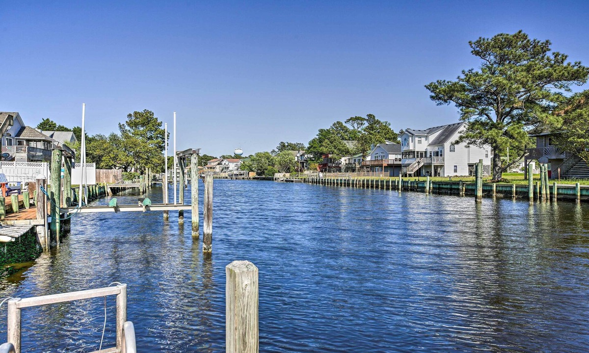 Colington Harbour House | Private Boat Dock: Fun OBX Family Getaway w/Deck