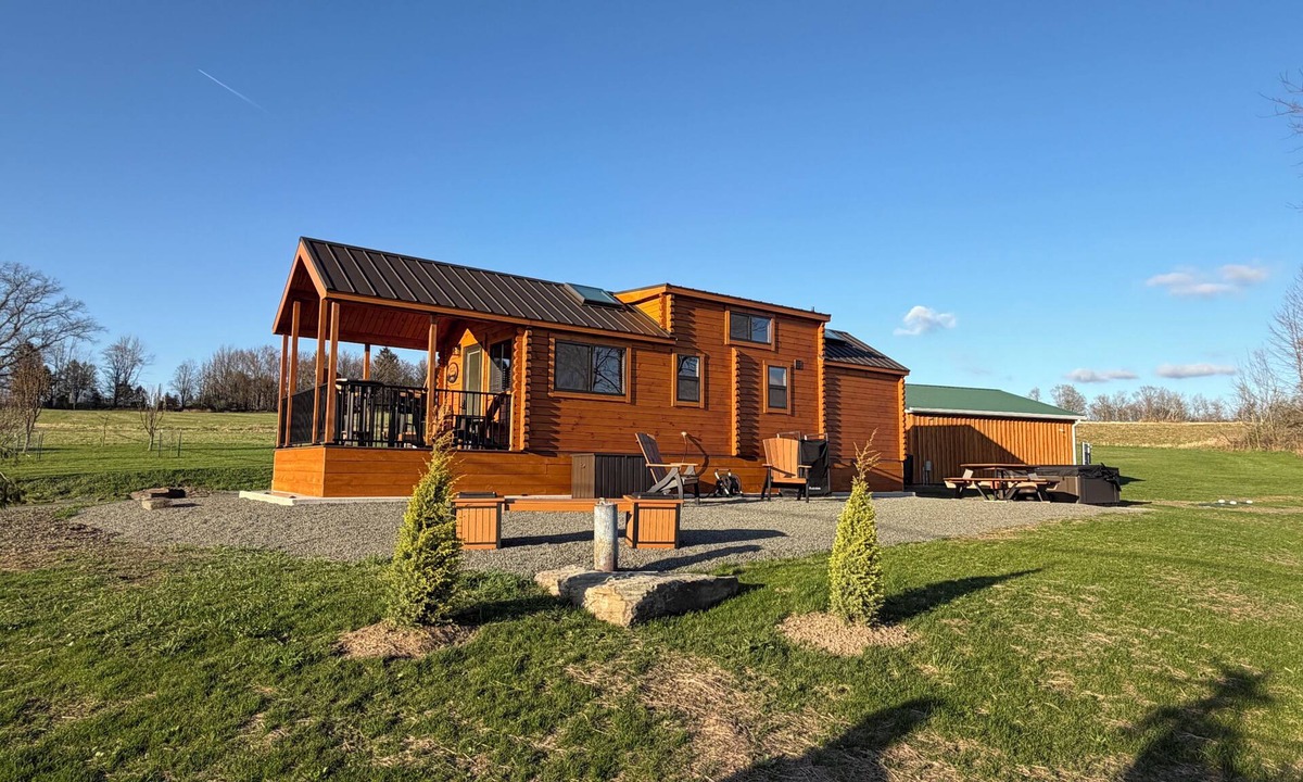 Kingsley Cabin | Private Cabin: Fire Pit, Hot Tub Mountain View’s, Farm Charm