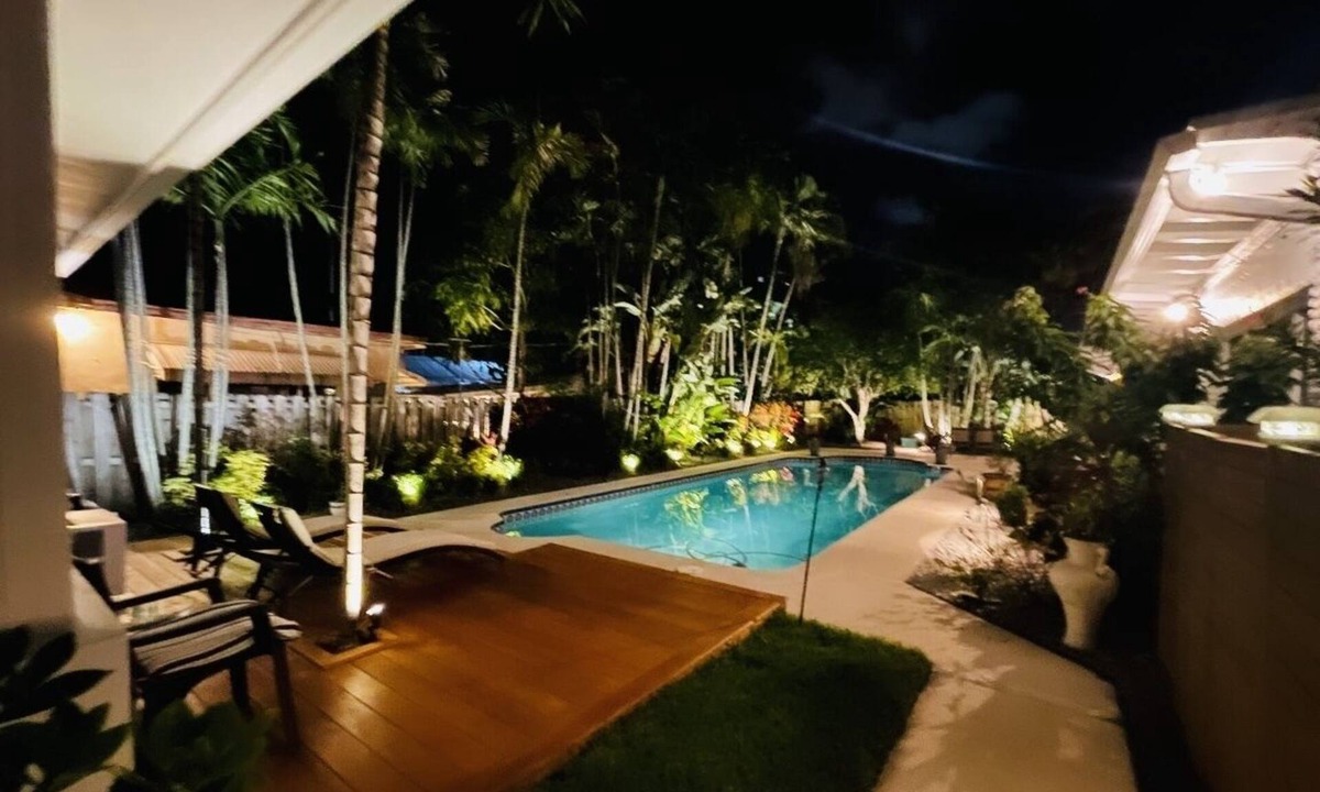 Hollywood Lakes Cottage | Private cottage with pool view and close to the beach
