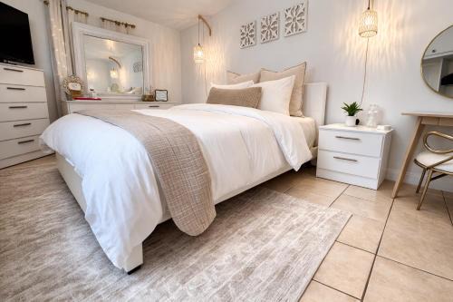 Hollywood House | Private Guest Suite Near Hard Rock, Airport & Cruise Port