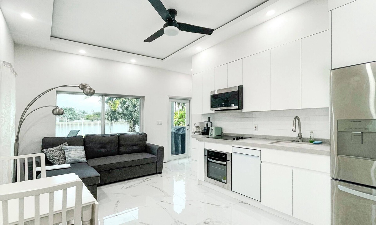 Hollywood House | Private Hollywood Guest suite, 1 bedroom, full kitchen, full bathroom
