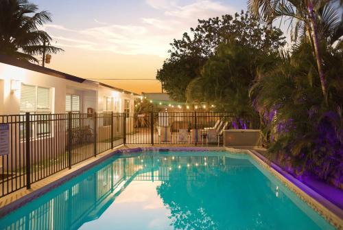 Central Oakland Park Apartment | Private Home, KING Room- Pool & Patios - Near Beaches & Dining
