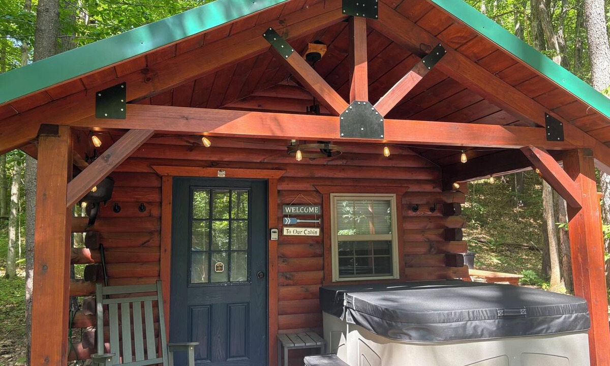 Town of Hope Cabin | Private Hot Tub Cabin, River Front!