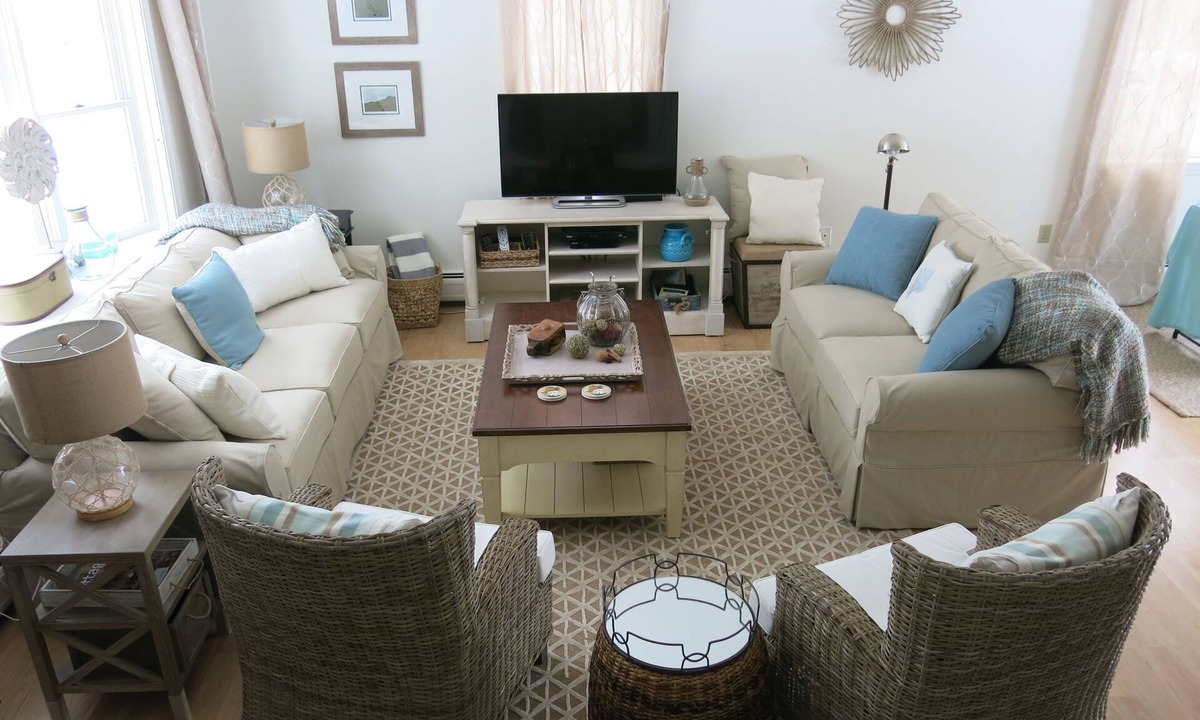 Lagoon Heights House | Private Meadow View Family Retreat - 4 BR, AC, Large Yard, Tennis, on Bike Path