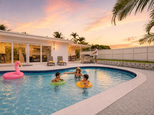 Central Fort Lauderdale House | Private Pool Arcade Game Room Outdoor Dining