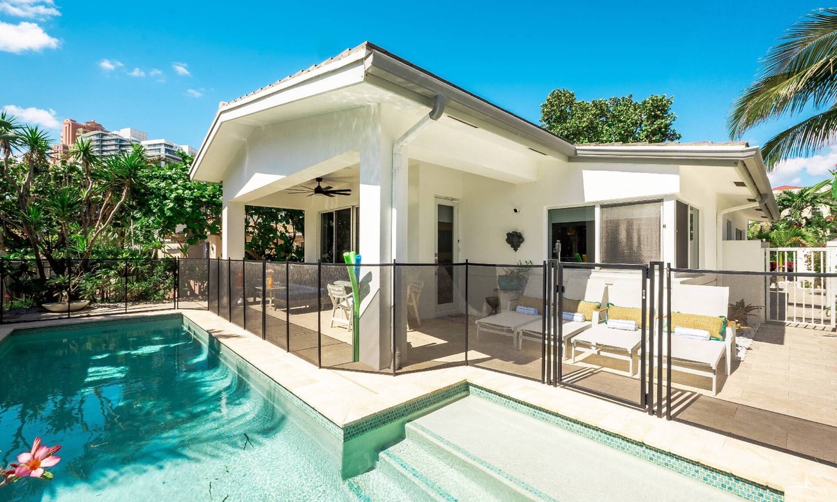 Lauderdale Beach House | Private Pool | Kayaks | Games | Las Olas Fun Modern Beachfront Luxury 30 Seconds to Beach Sea La Vi