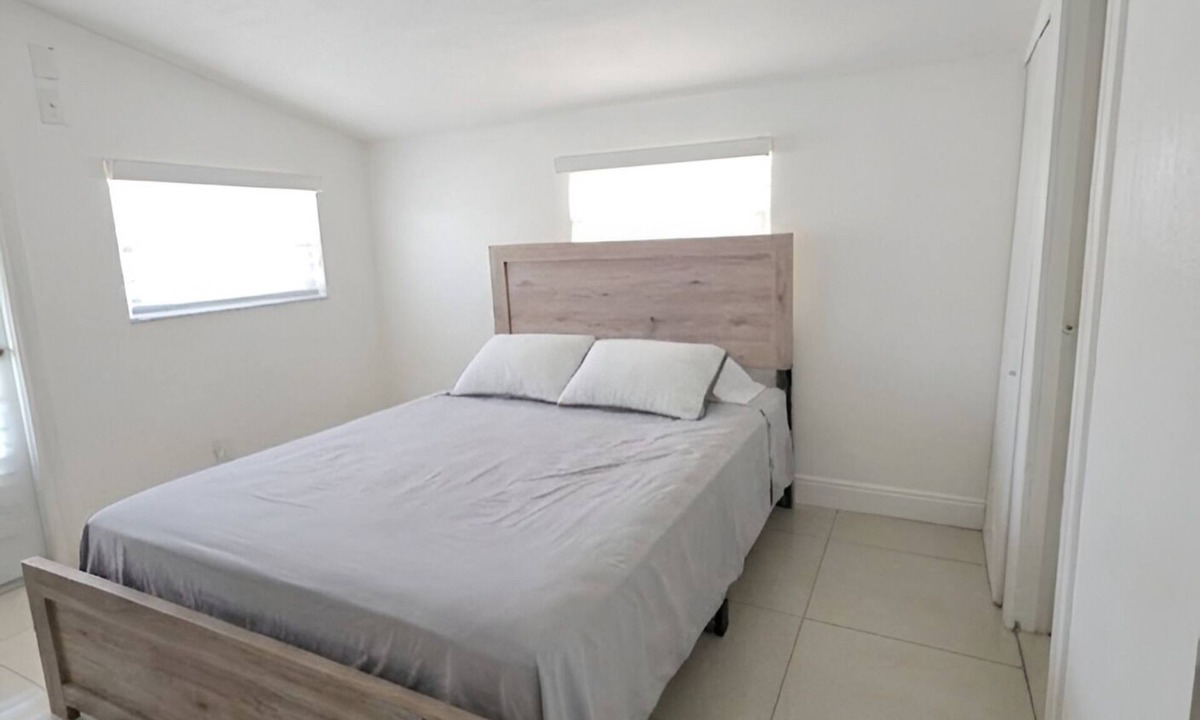Driftwood House | Private Room w/Private Bath Near Hard Rock & Airport