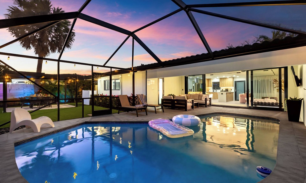 Fort Lauderdale House | Private Screened Pool + Firepit Lounge | 8 Mins to Beach | Soleil Oasis
