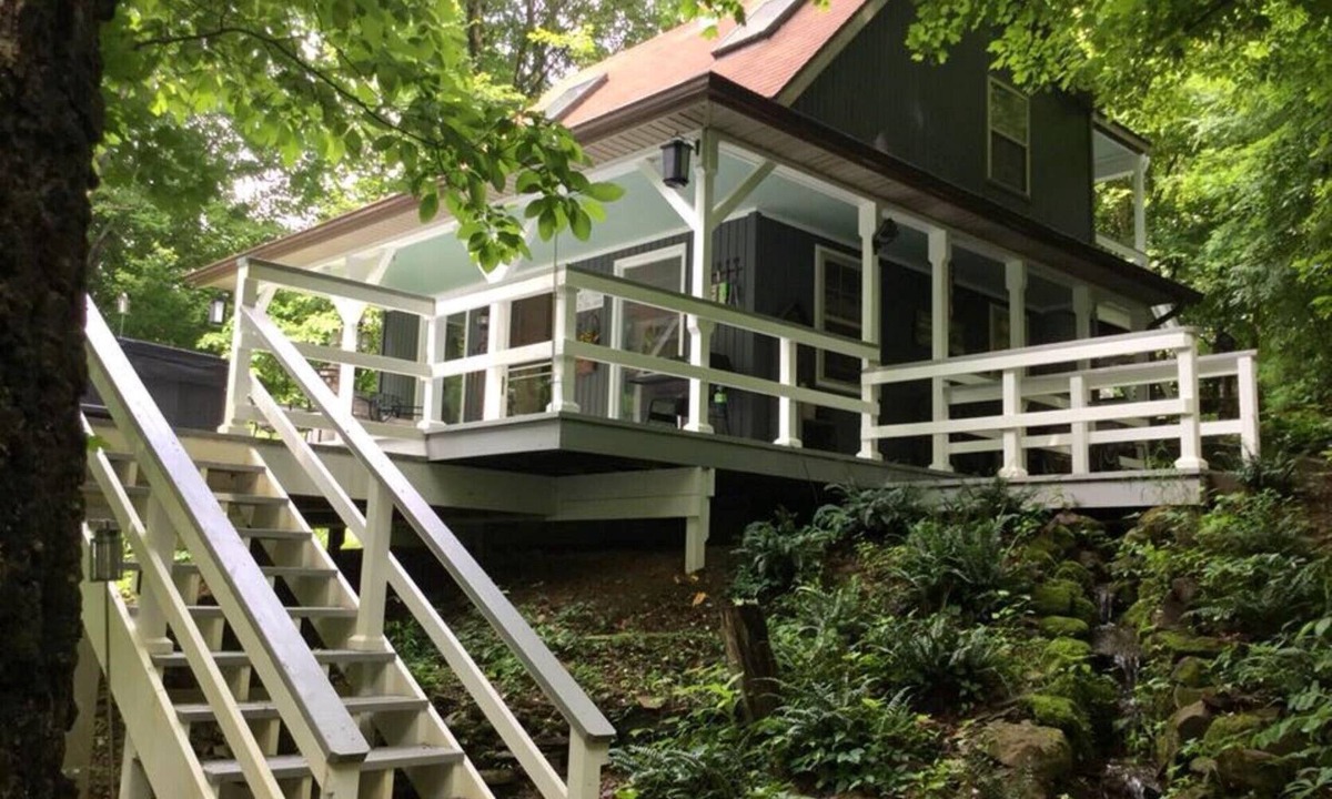 Bladensburg Cabin | Private Secluded Cabin w/wood burning fireplace and hot tub