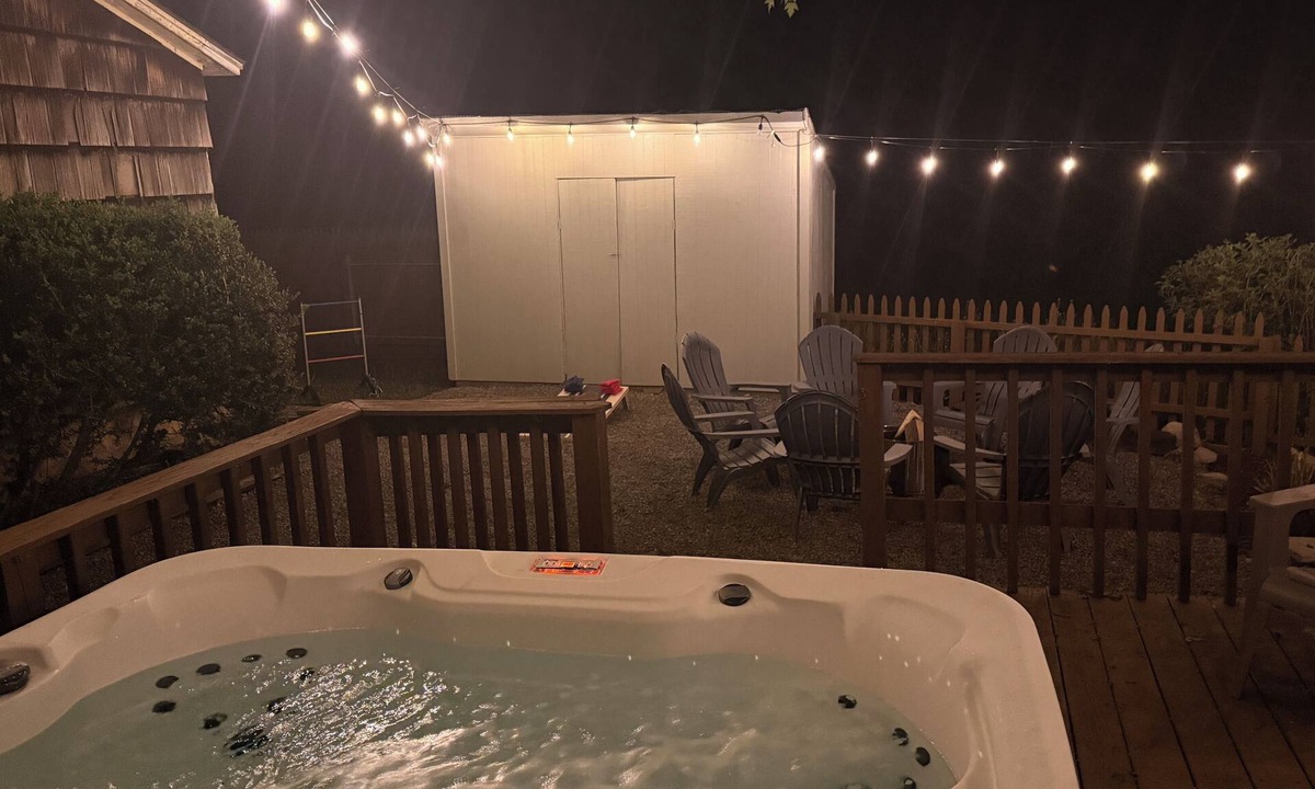 Sennett House | Private Skaneateles 4 bedroom farmhouse with Hot Tub!