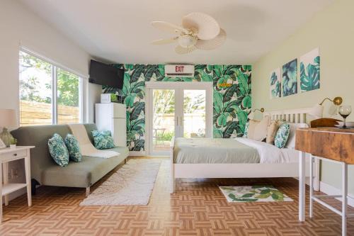 Royal Poinciana House | Private Studio Retreat Patio Near Beach
