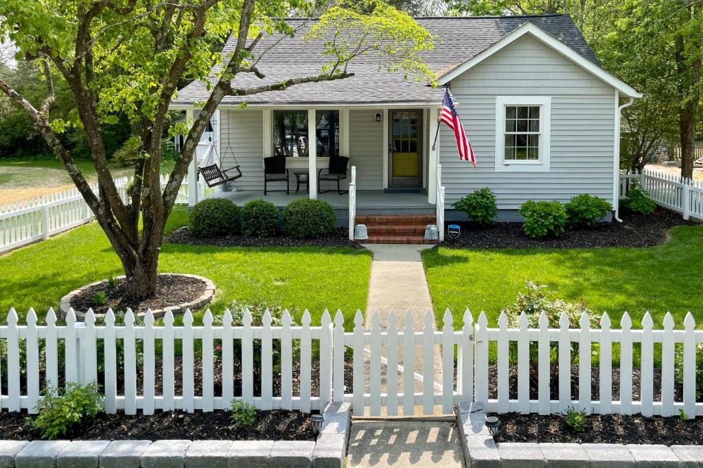 Urbanna House | Private Yard & Water Views: Cozy Urbanna Cottage