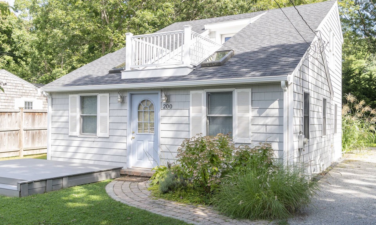 East Falmouth Cottage | PVT Beach Access + Kayak, Roof Deck, Fire Pit