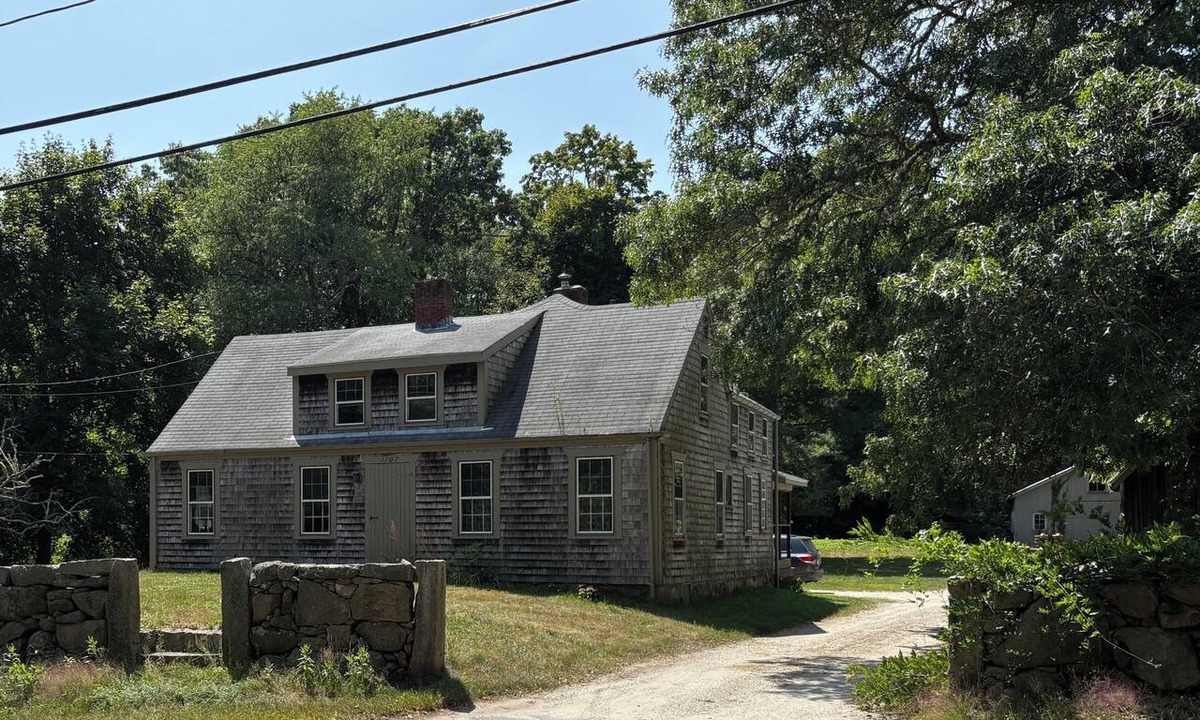 Dartmouth House | Quaint 2-bedroom house in South Dartmouth historic area perfect for summer stay