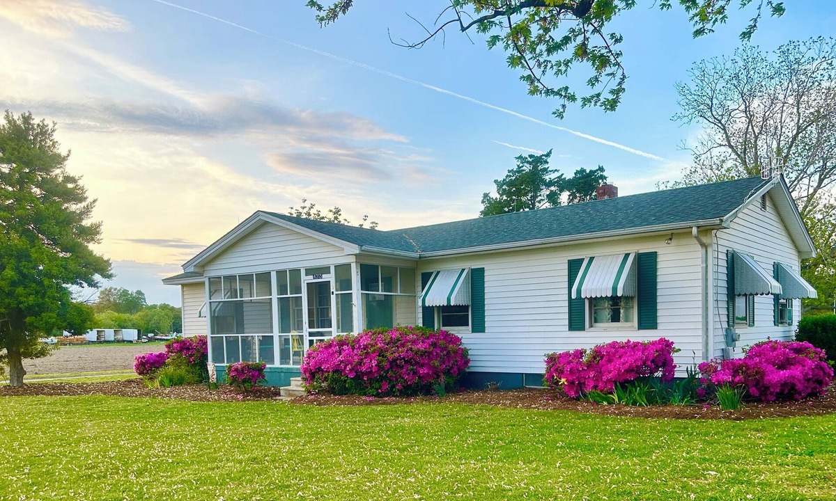 Cape Charles House | Quaint costal farm cottage, on a working farm, just mere miles from beaches!