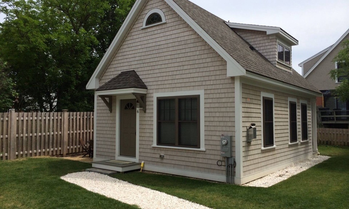 Newbury Cottage | Quaint quiet southern side cottage is ready for your summer adventure!