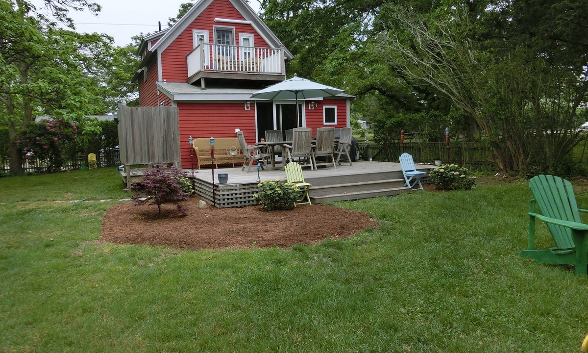 Oak Bluffs House | Quaint,Quiet.up island feel yet a short walk to town and harbor