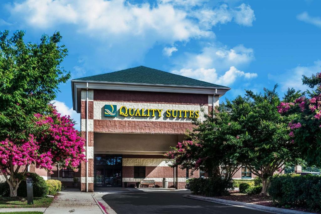 Northwest Hotel | Quality Suites Lake Wright - Norfolk Airport