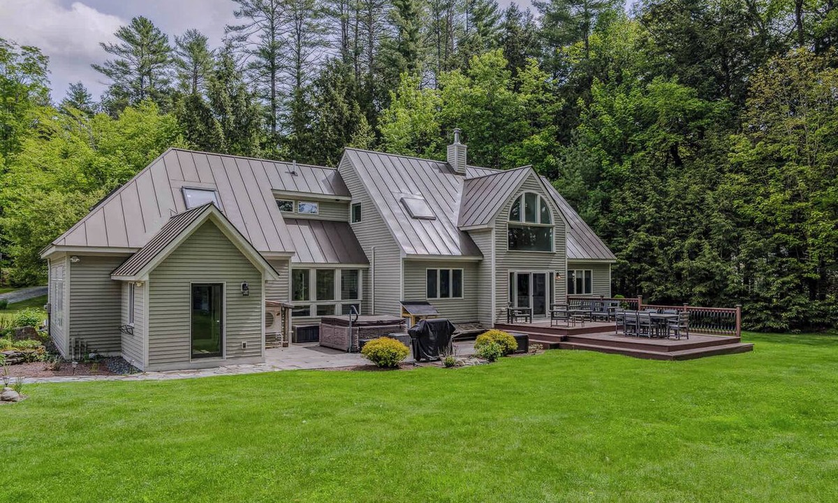 Quechee House | Quechee Meadows Home with Hot Tub & Fire Pit