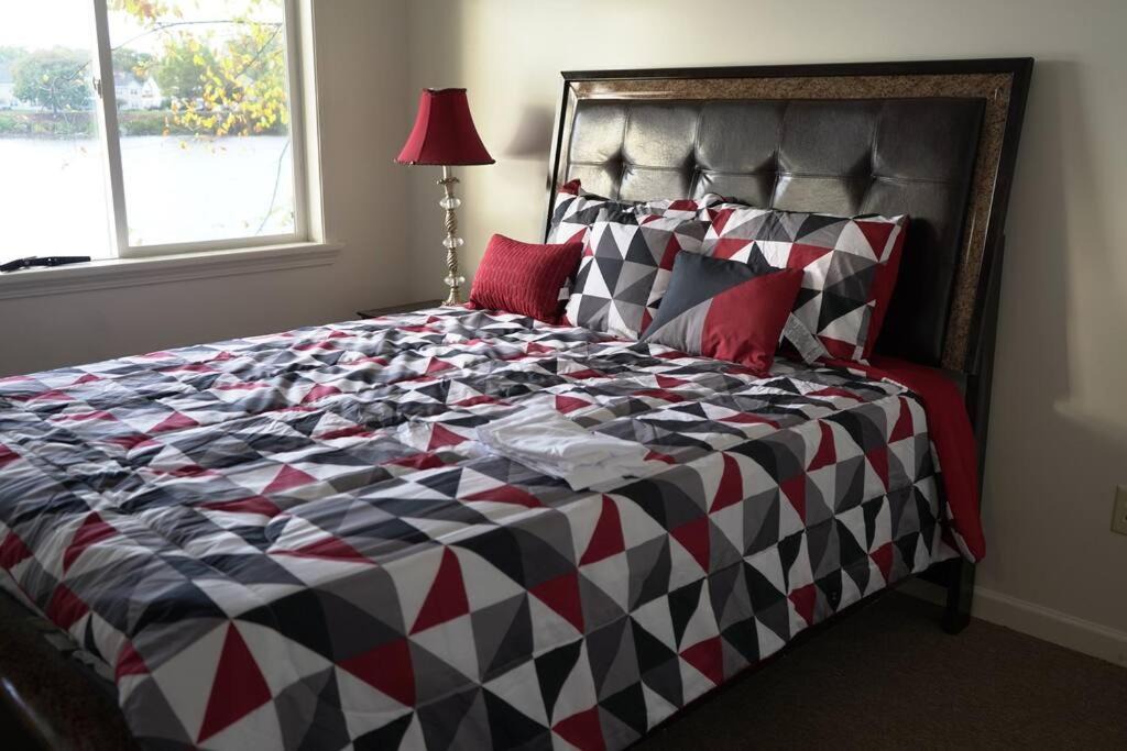 Newtonville Apartment | Queen Bed Beautiful Sunset w River view Fast WiFi