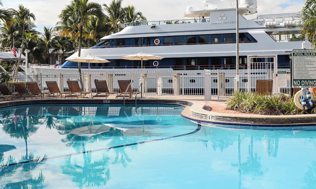 Beverly Heights Hotel | Queen | Riverside Hotel | Las Olas Blvd, New River, Walkable + Historic