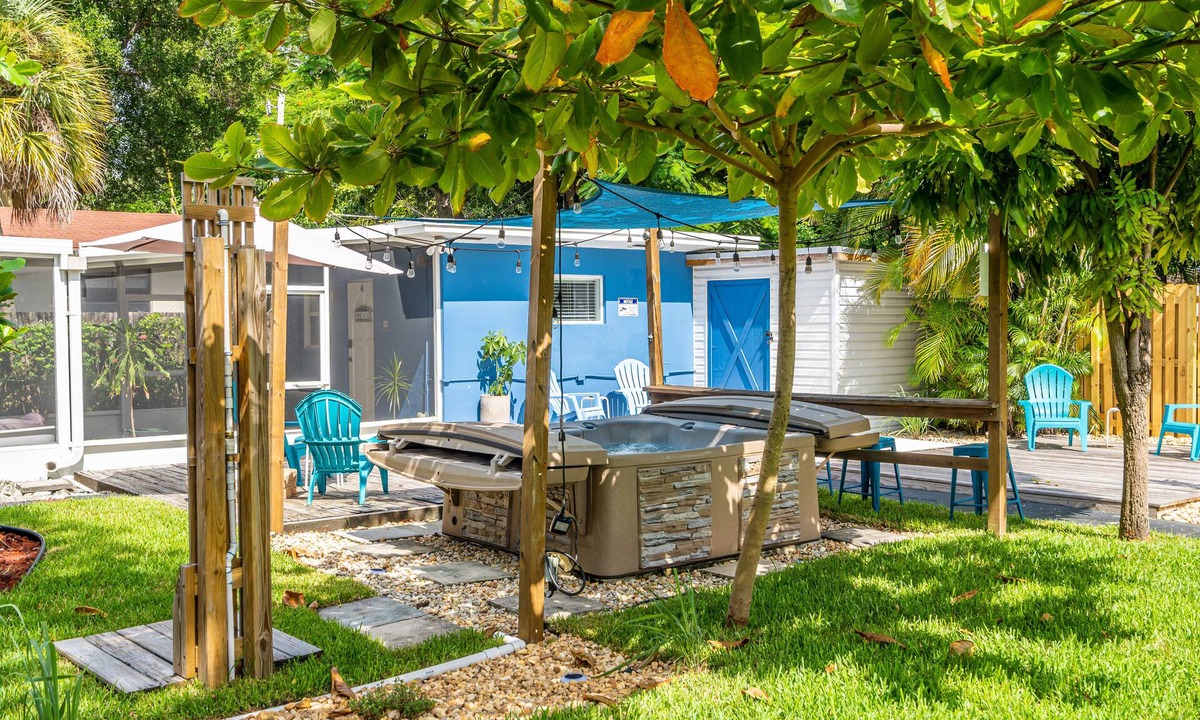 Croissant Park Apartment | Queen sized-bed, kitchenette, free parking and wifi, hot tub, BBQ, porch, patio.