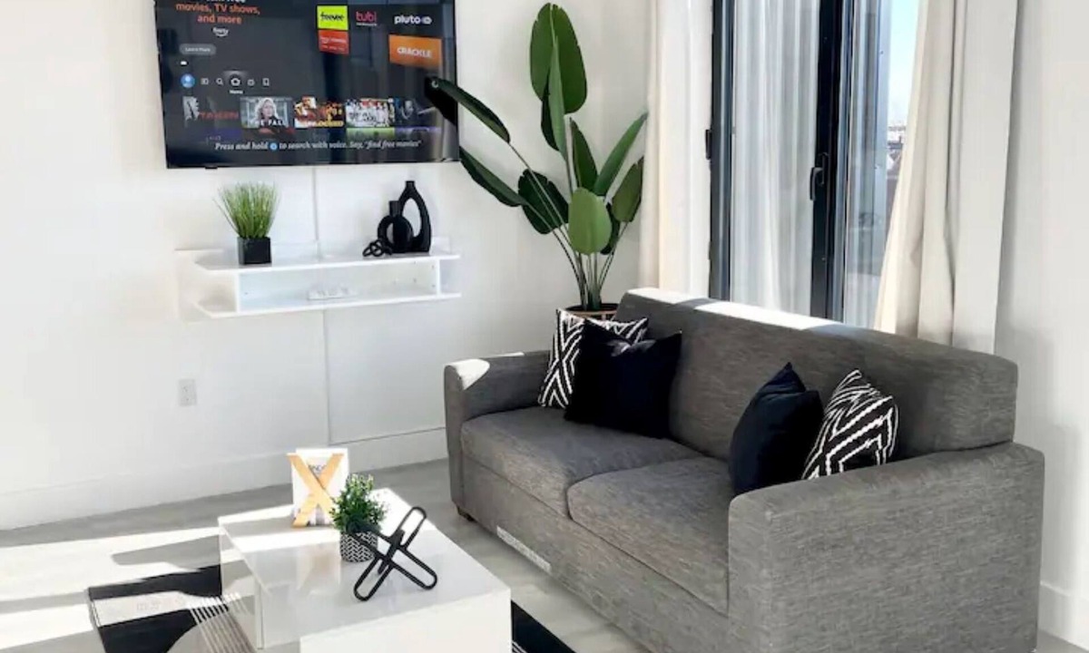 Elizabeth Apartment | Queen Studio w/Pool + Gym Near NYC & MetLife