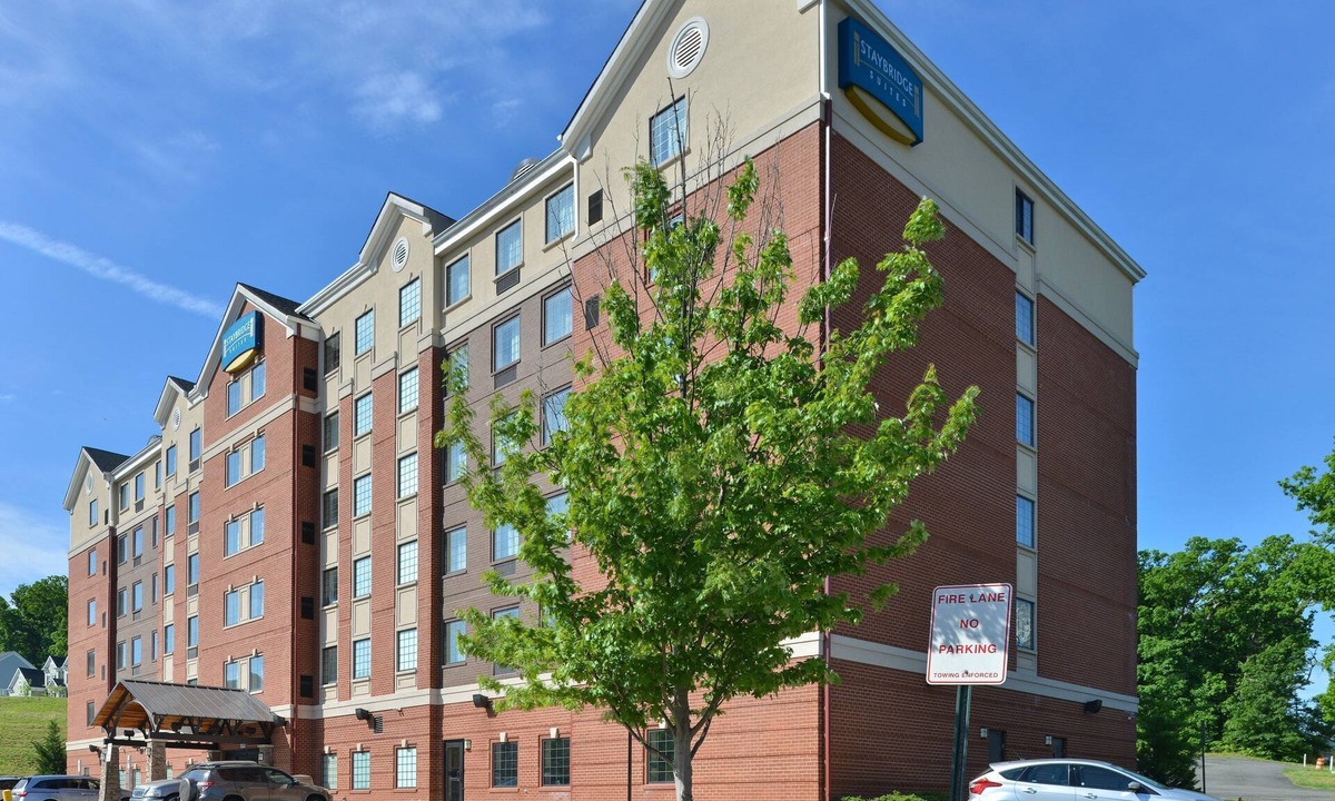 Aquia Harbour Condo | Queen Suite in Stafford! Shared Indoor Pool + 24h Business Center