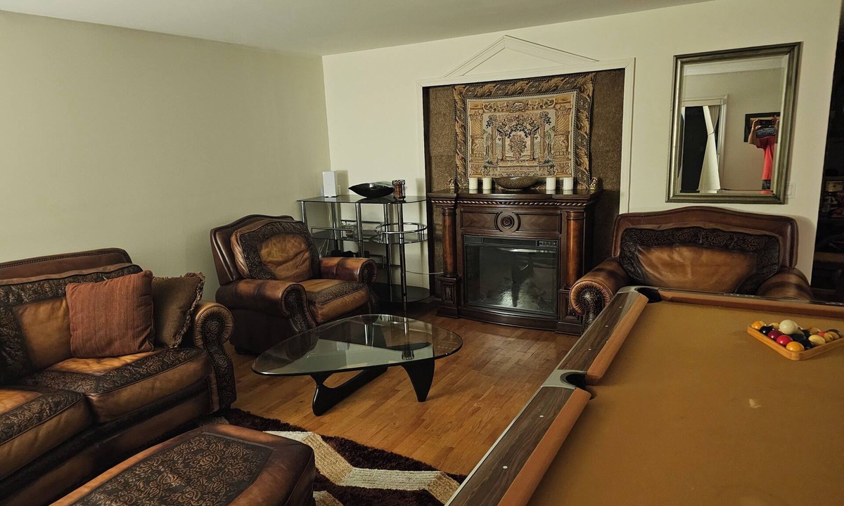 Dunwoodie House | Quiet apartment with balcony parking walking distance to church and cross county