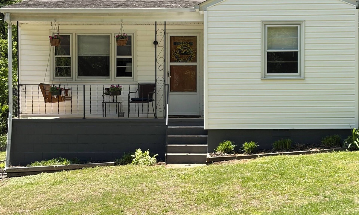 Stanardsville House | Quiet-peaceful 2-bedroom house with AC in Stanardsville, VA. No pets.