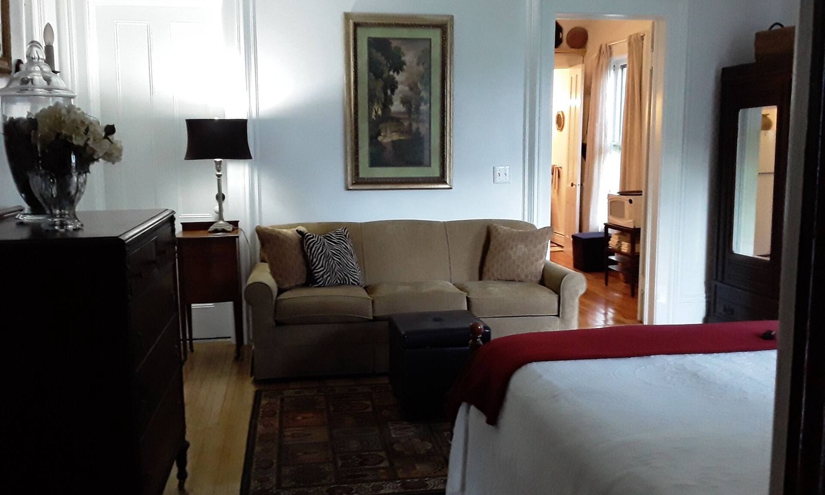 Waverly Apartment | QUIET PRIVATE and BEAUTIFULLY RENOVATED Historic Property