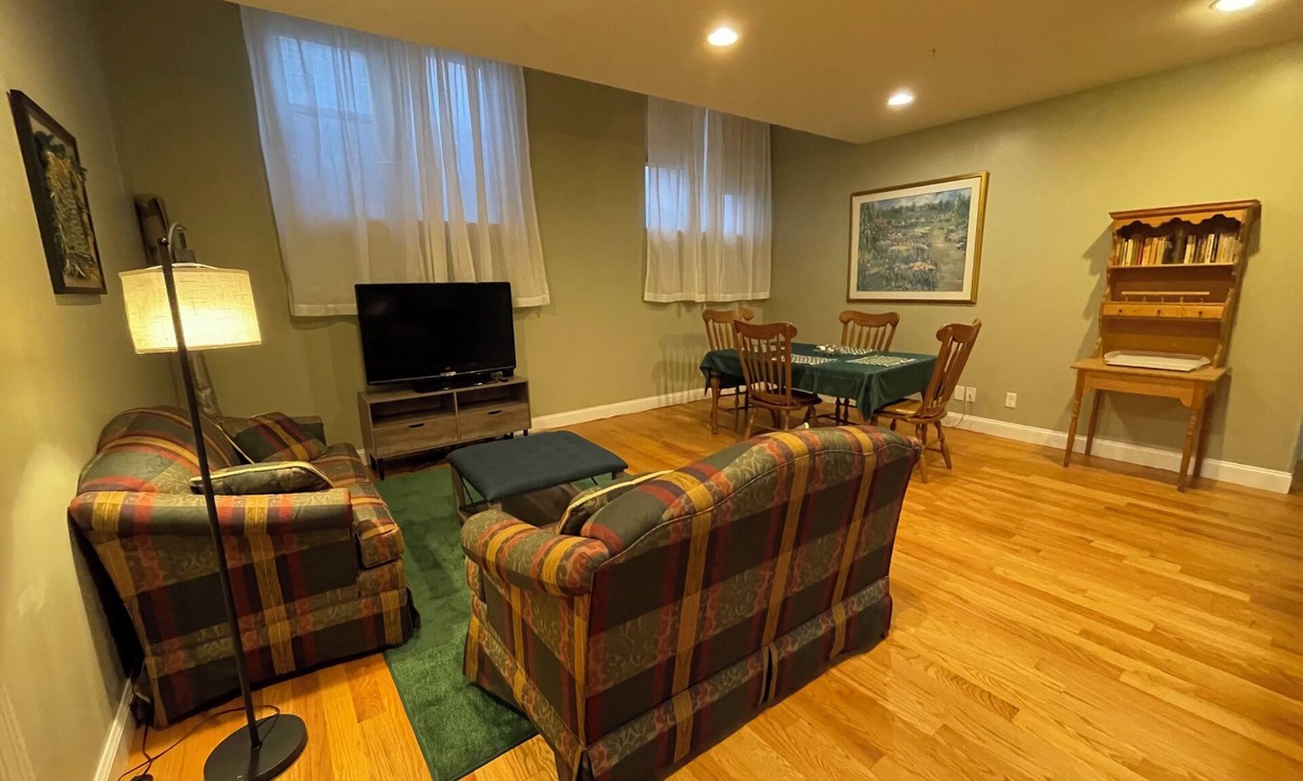 Albany Apartment | Quiet spacious apartment sleeps 4. 1br plus den.