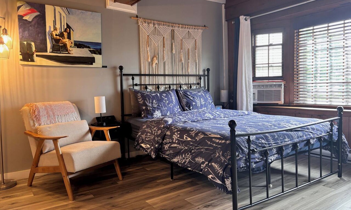 Gloucester Apartment | Quirky 1-bedroom apartment with AC in delightful Gloucester, near water