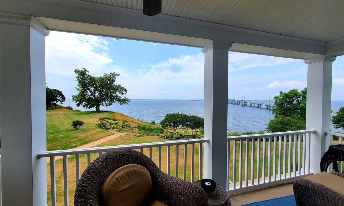 White Stone House | Rappahannock River 4 bdr 3 1/2 bath overlooking River w/pool open in season.